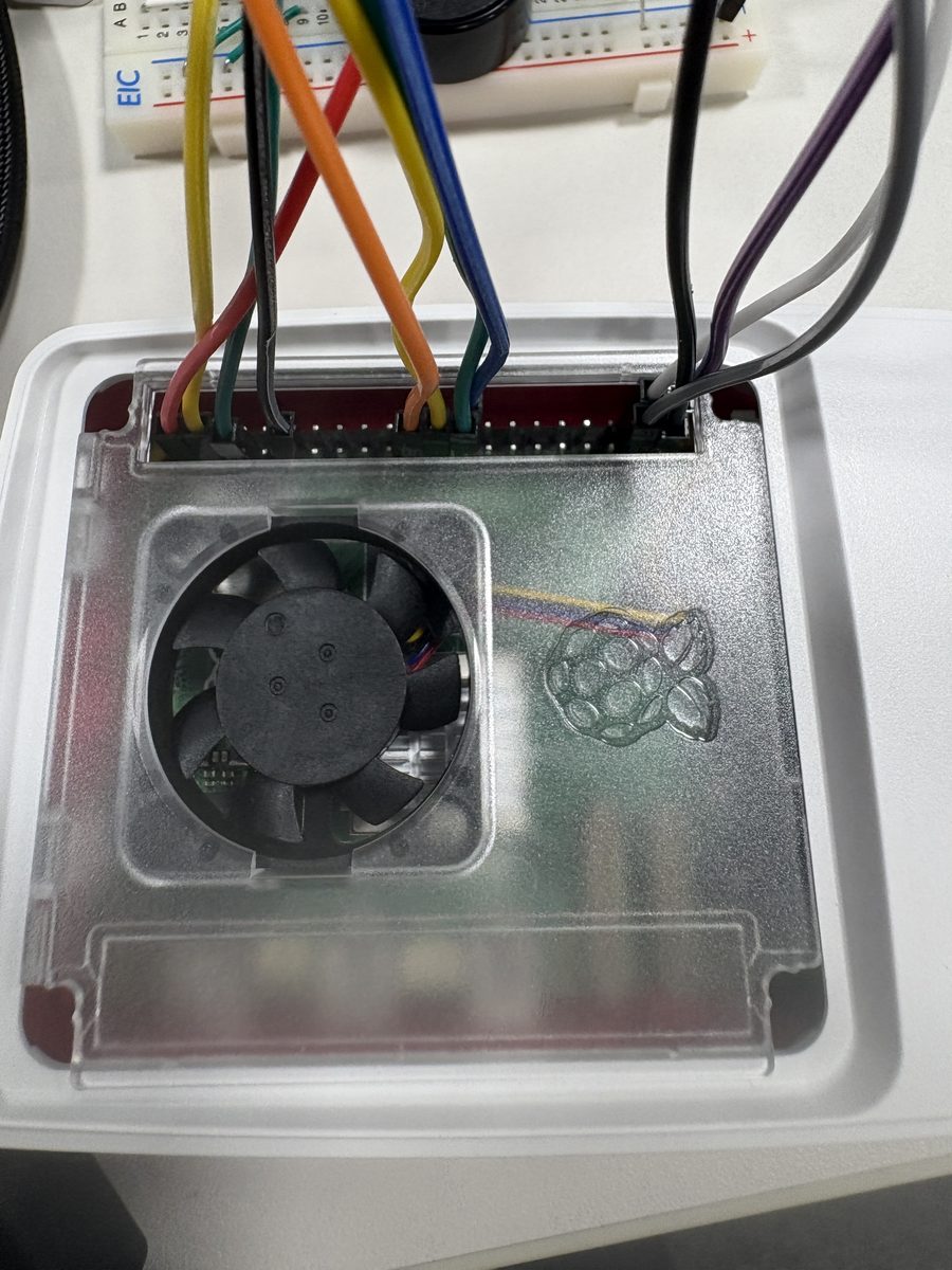 ラズパイの試作機。ケースに収めたラズパイの入出力端子からブレッドボードへ配線している